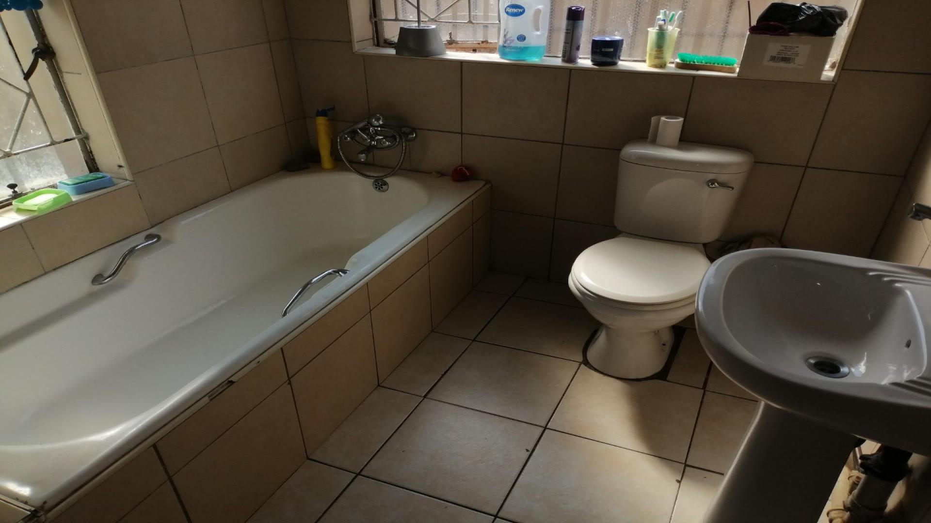 Bathroom 1 of property in Jeppestown