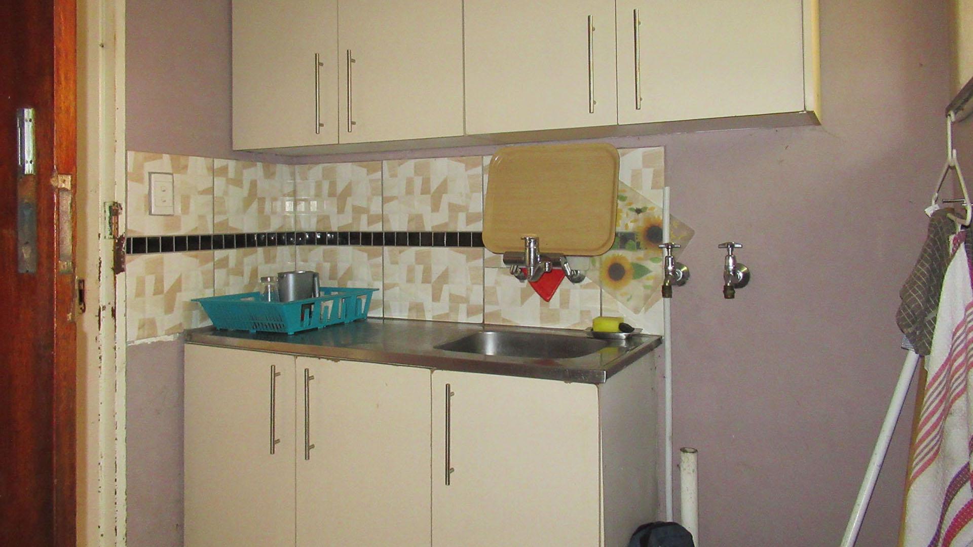 Kitchen - 13 square meters of property in Fleurhof
