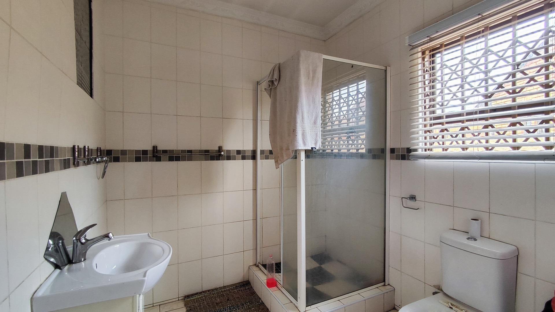 Bathroom 1 - 6 square meters of property in Spruitview