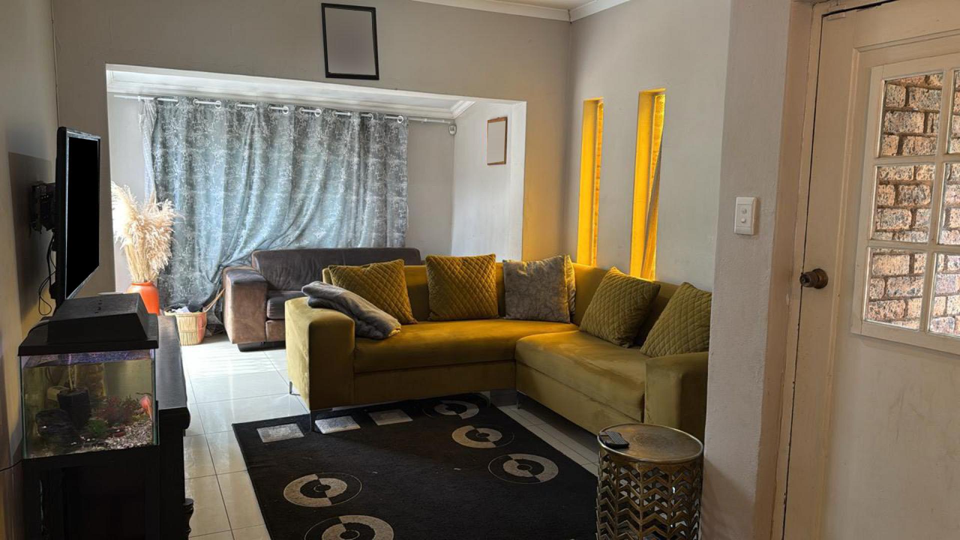 Lounges of property in The Reeds