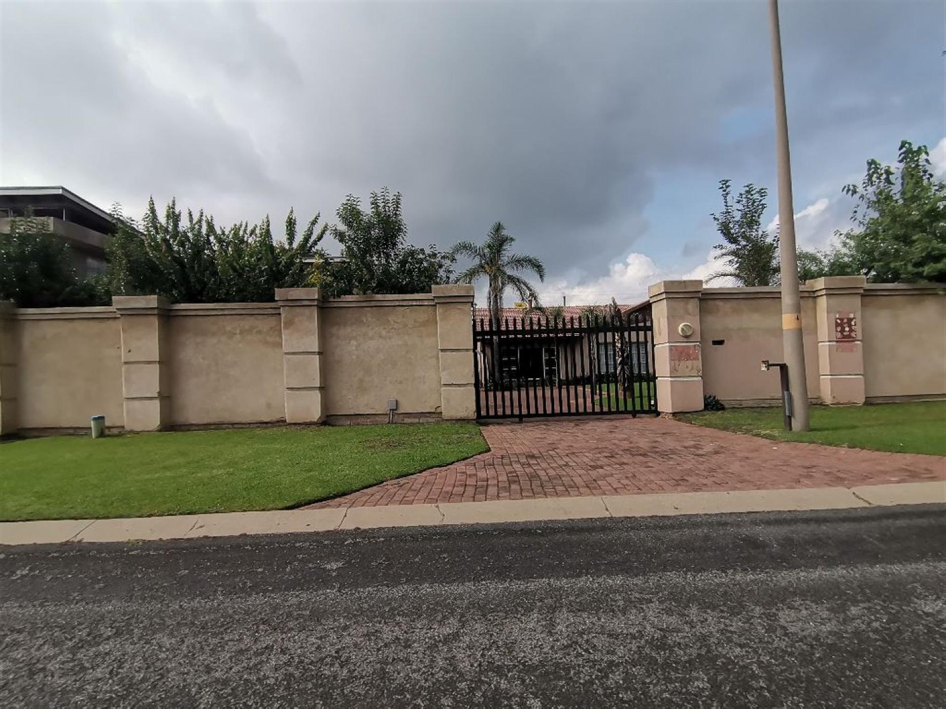 Front View of property in Brackenhurst