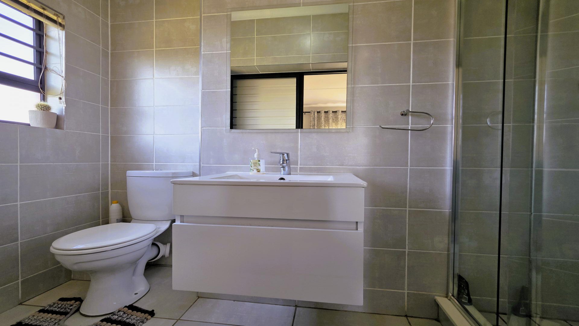 Bathroom 1 - 9 square meters of property in Willow Park Manor