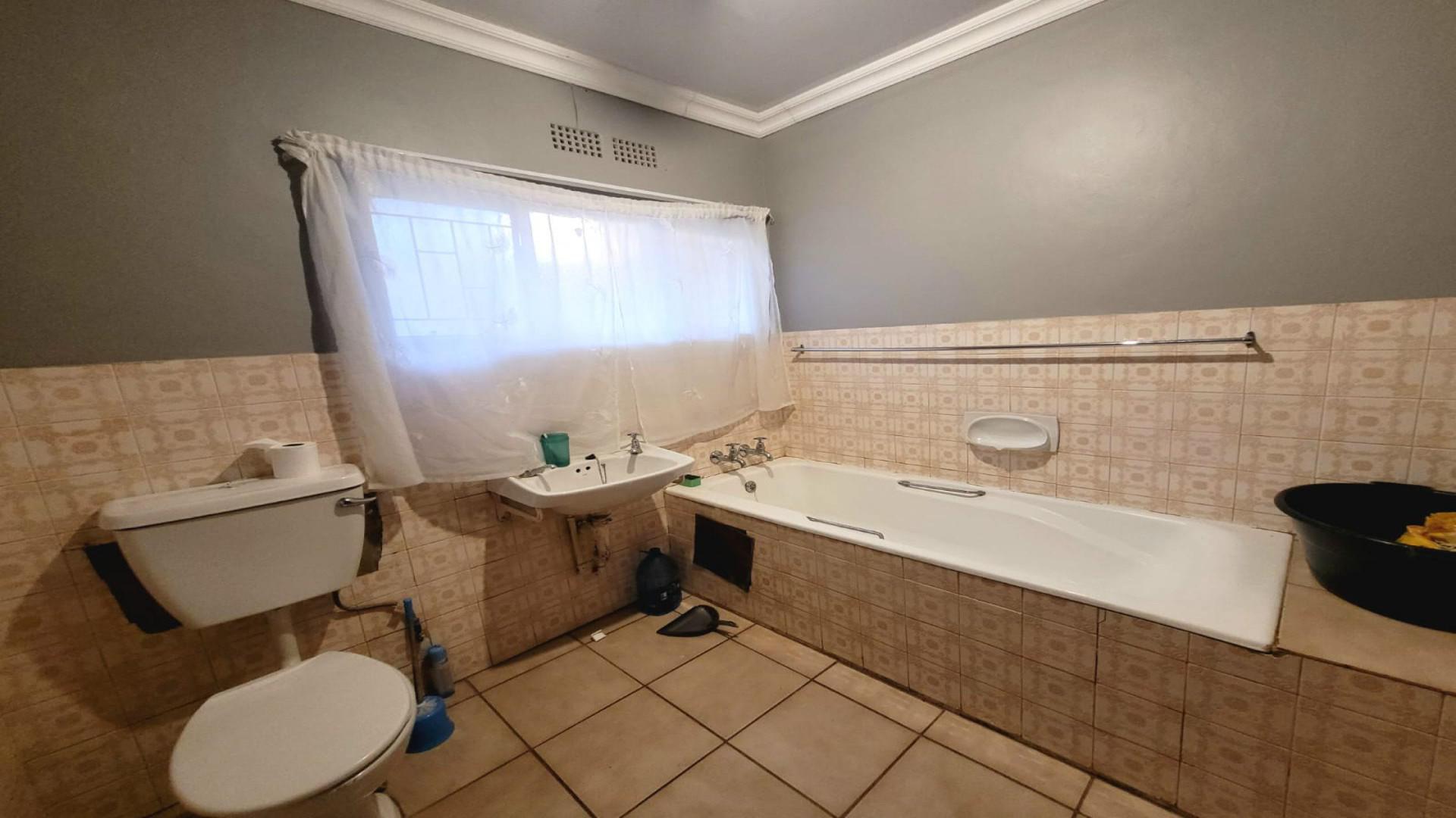 Bathroom 1 of property in Riebeeckstad