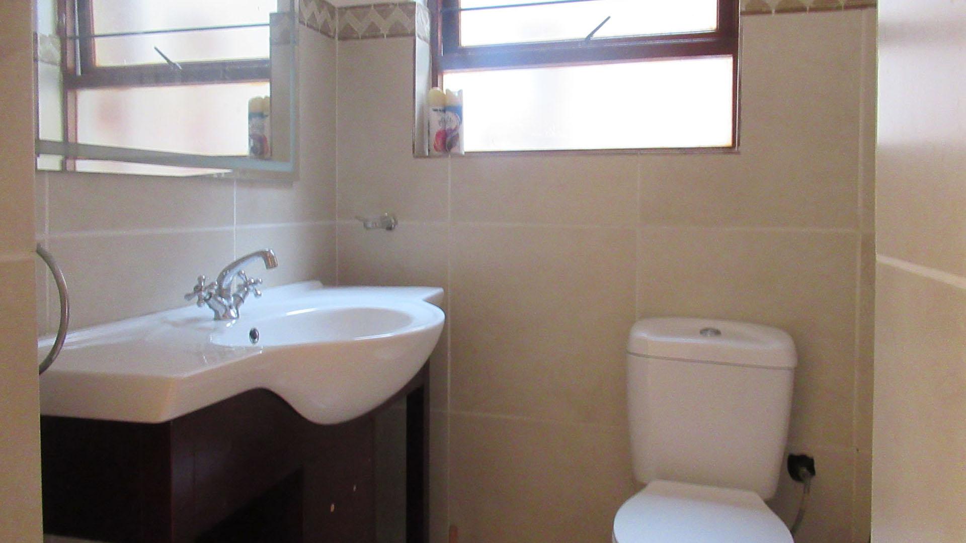 Guest Toilet - 2 square meters of property in Bryanston
