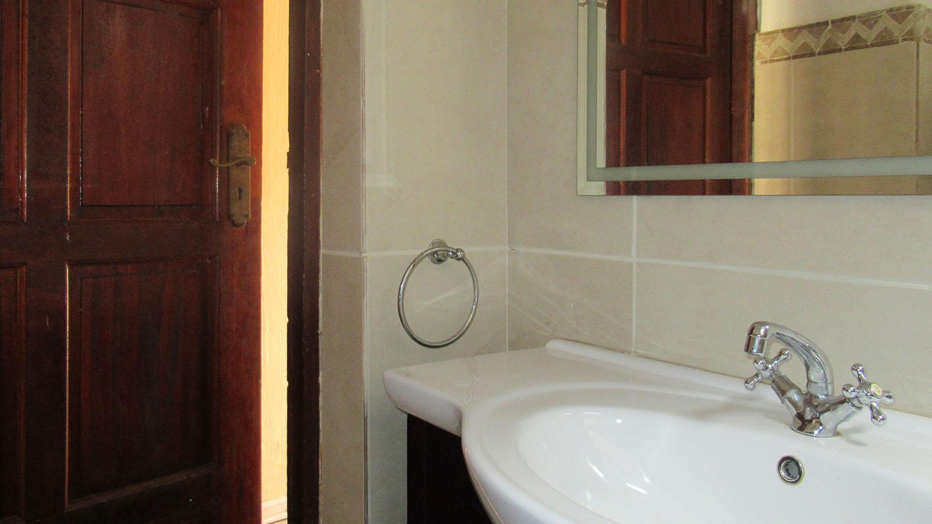 Guest Toilet - 2 square meters of property in Bryanston