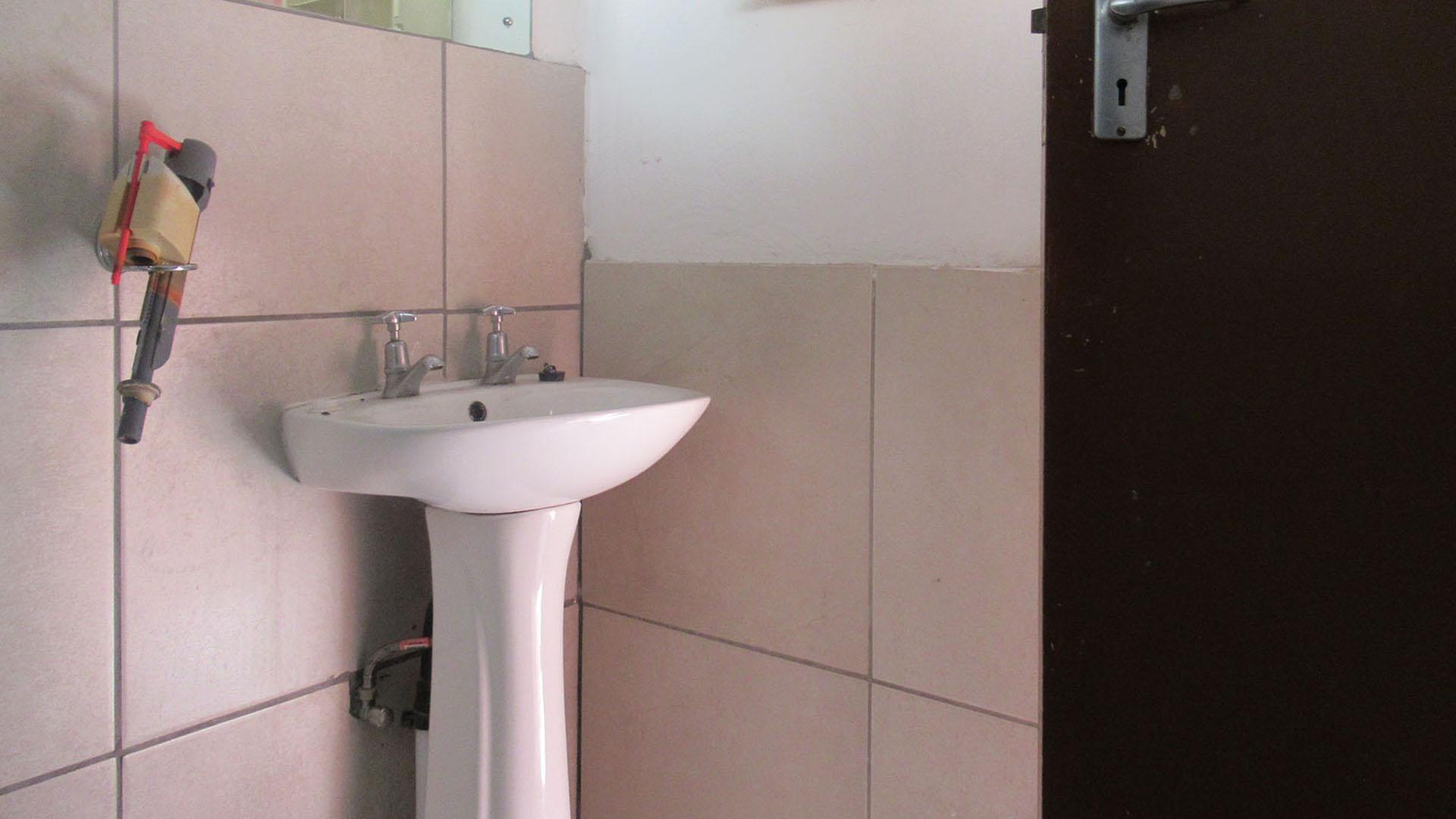 Bed Room 4 - 12 square meters of property in Bryanston