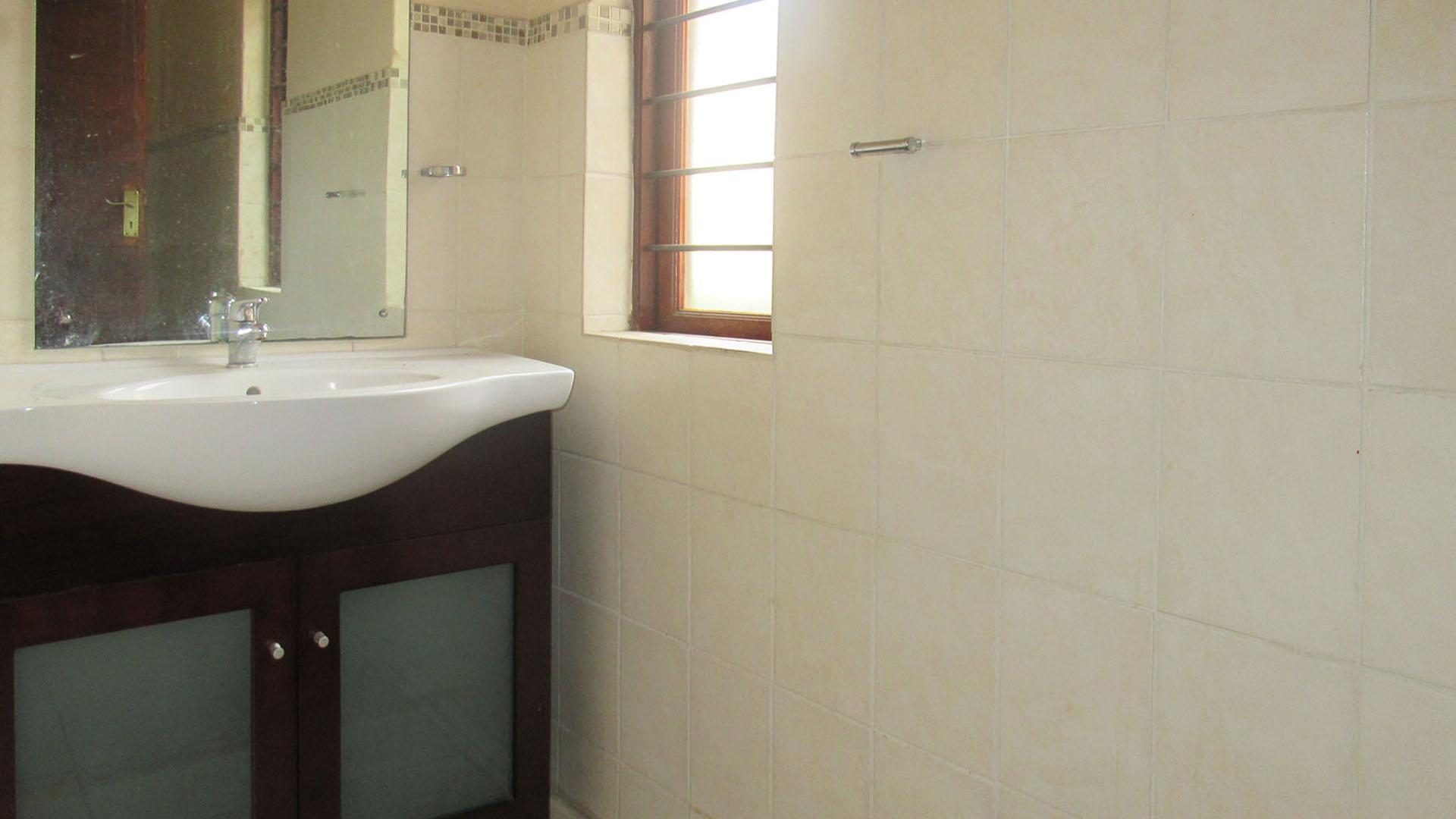 Bathroom 1 - 4 square meters of property in Bryanston