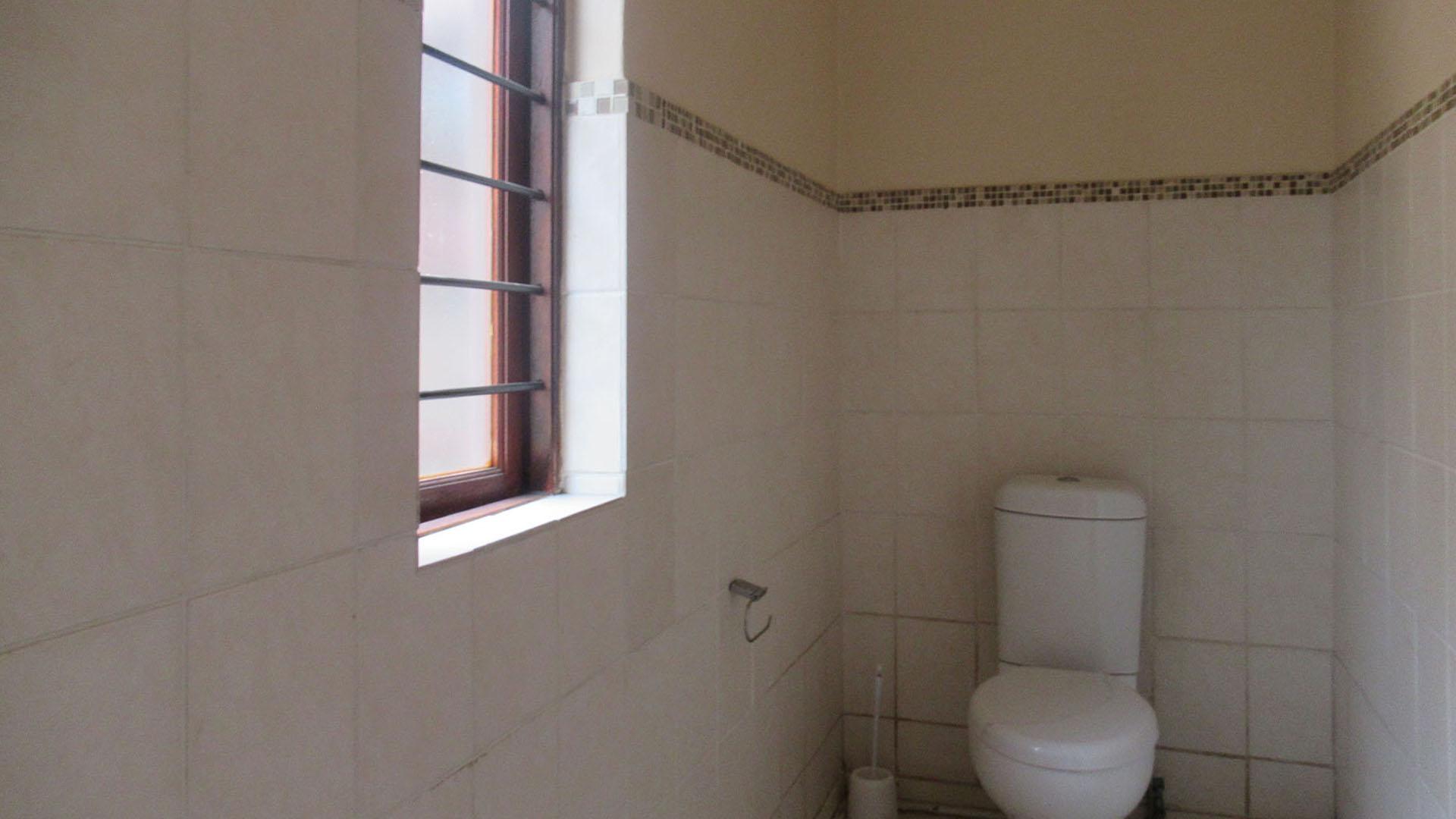 Bathroom 1 - 4 square meters of property in Bryanston