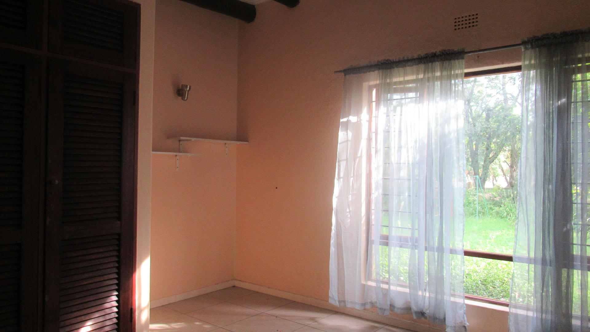 Bed Room 3 - 12 square meters of property in Bryanston