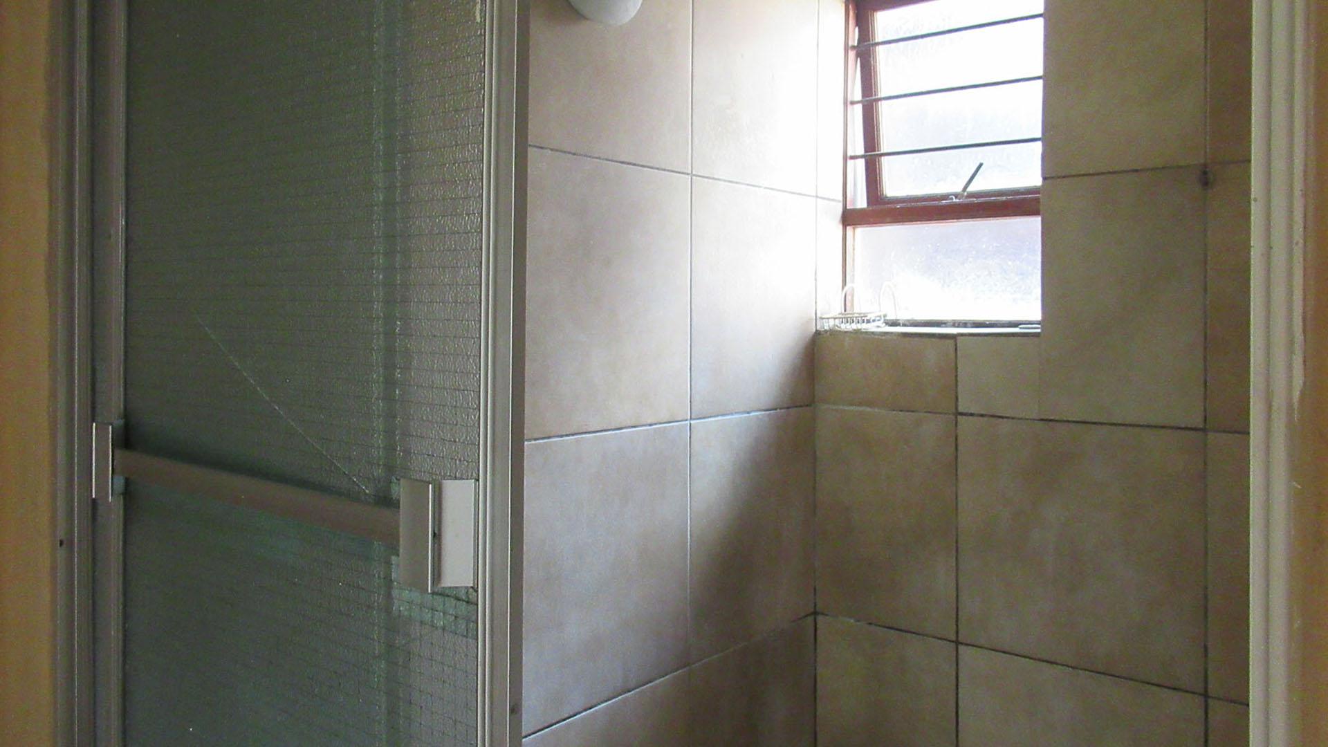 Bathroom 2 - 2 square meters of property in Bryanston