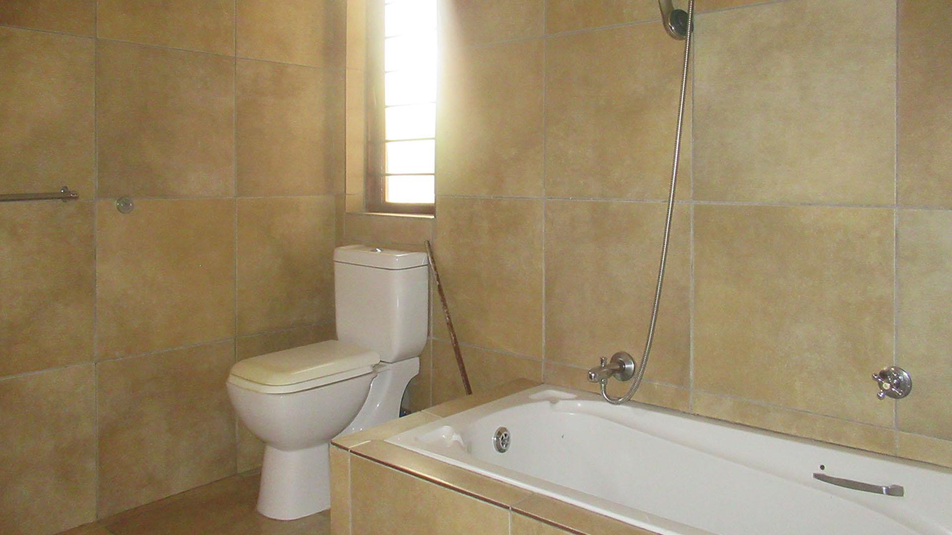 Bathroom 3+ - 6 square meters of property in Bryanston