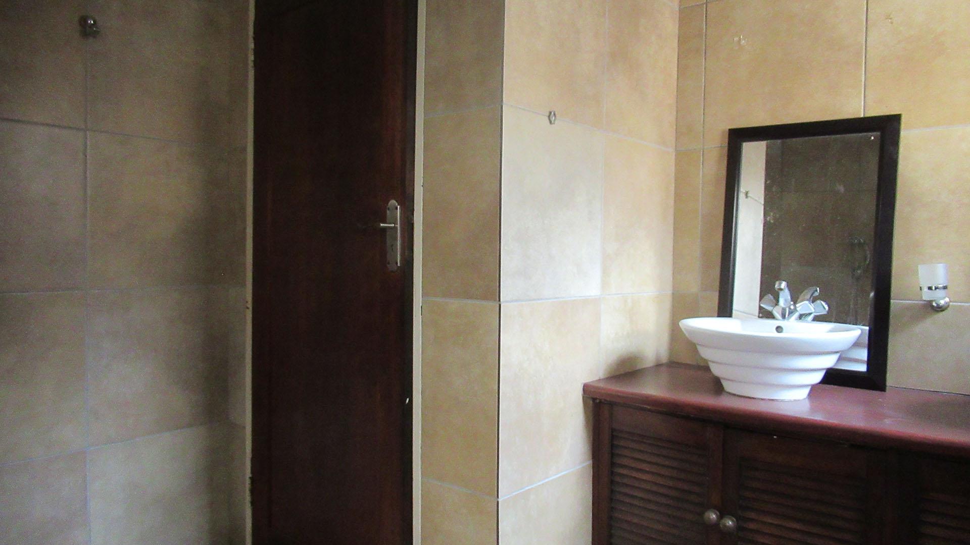 Bathroom 3+ - 6 square meters of property in Bryanston