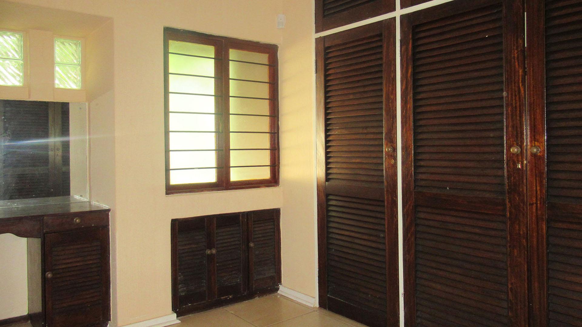 Main Bedroom - 28 square meters of property in Bryanston