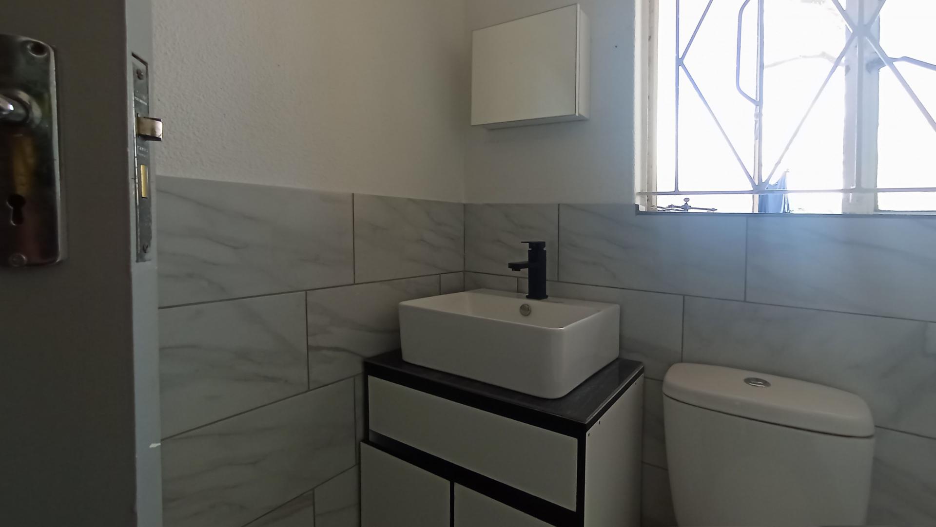 Bathroom 1 - 4 square meters of property in Country View