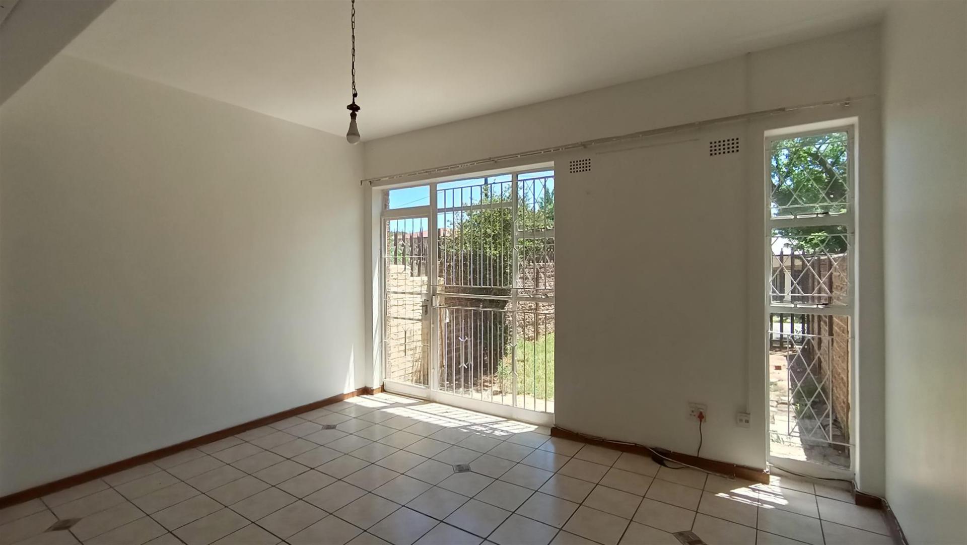 Lounges - 21 square meters of property in Forest Hill - JHB