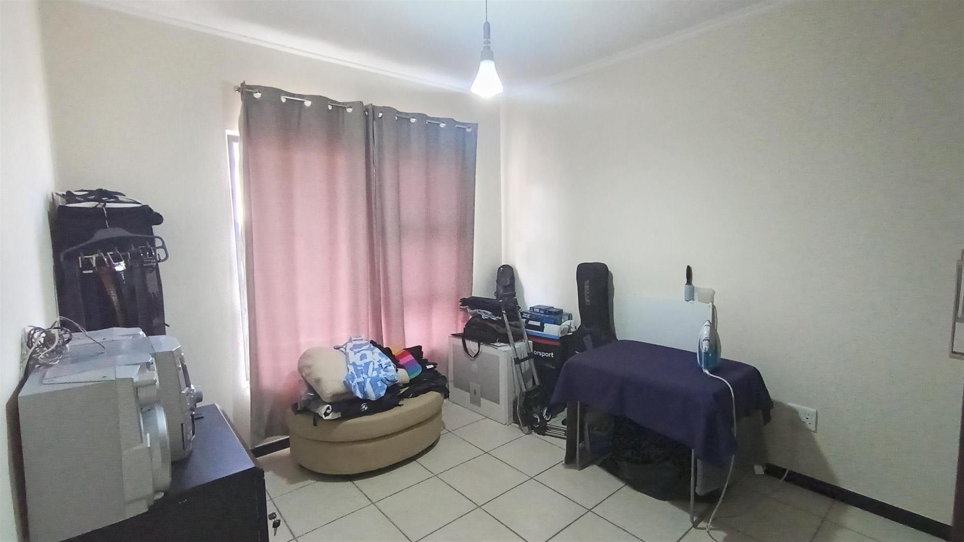 Bed Room 1 - 13 square meters of property in Gleneagles