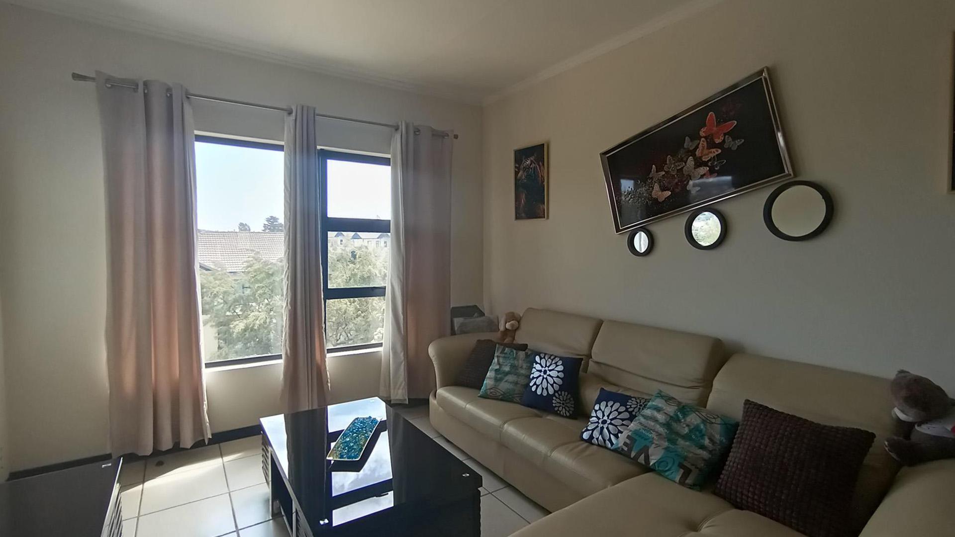 Lounges - 10 square meters of property in Gleneagles