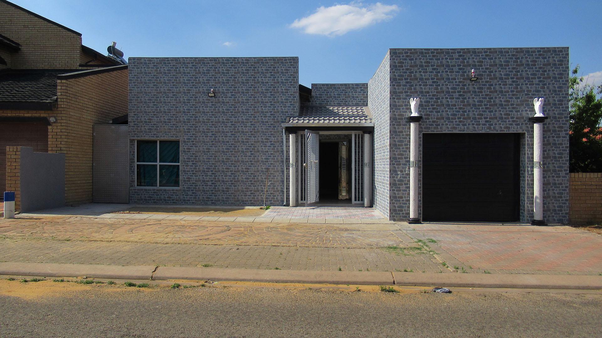 Front View of property in Lenasia