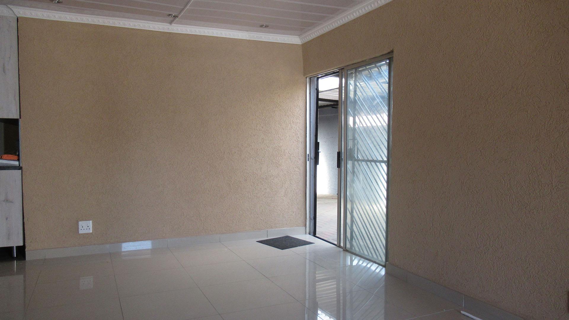 Dining Room - 21 square meters of property in Lenasia
