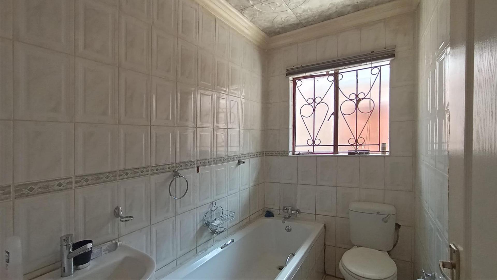 Bathroom 1 - 4 square meters of property in Norkem park