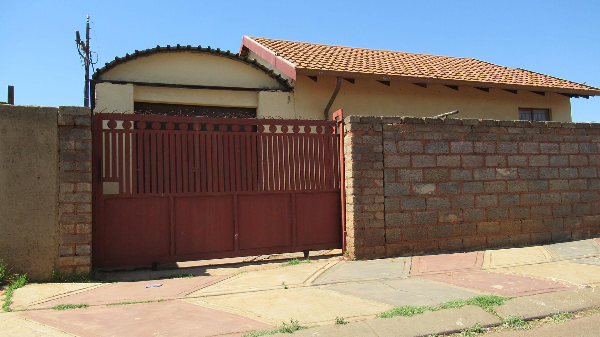 Front View of property in Protea Glen