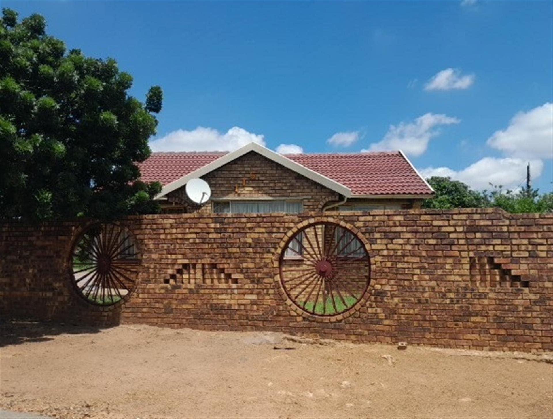 Front View of property in Soshanguve
