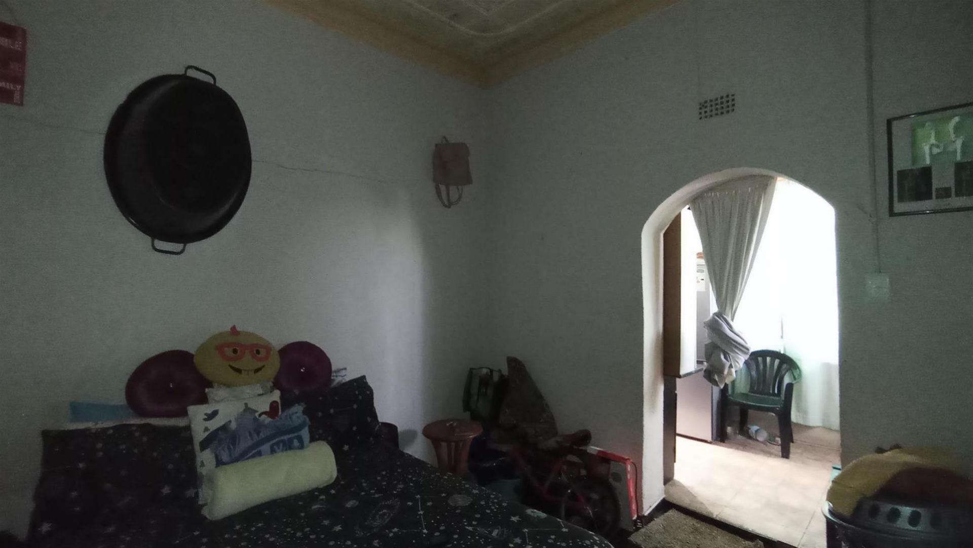 Lounges - 17 square meters of property in Rosettenville