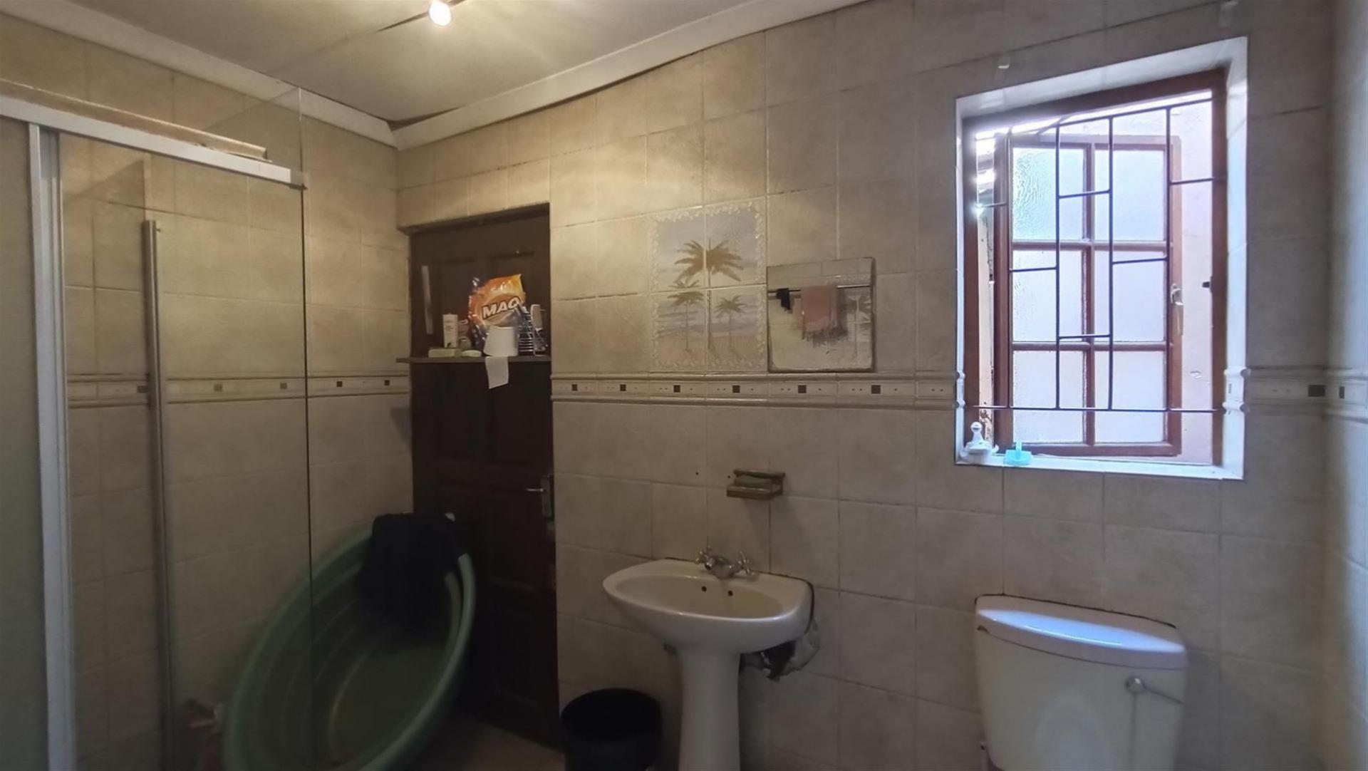 Bathroom 1 - 13 square meters of property in Rosettenville
