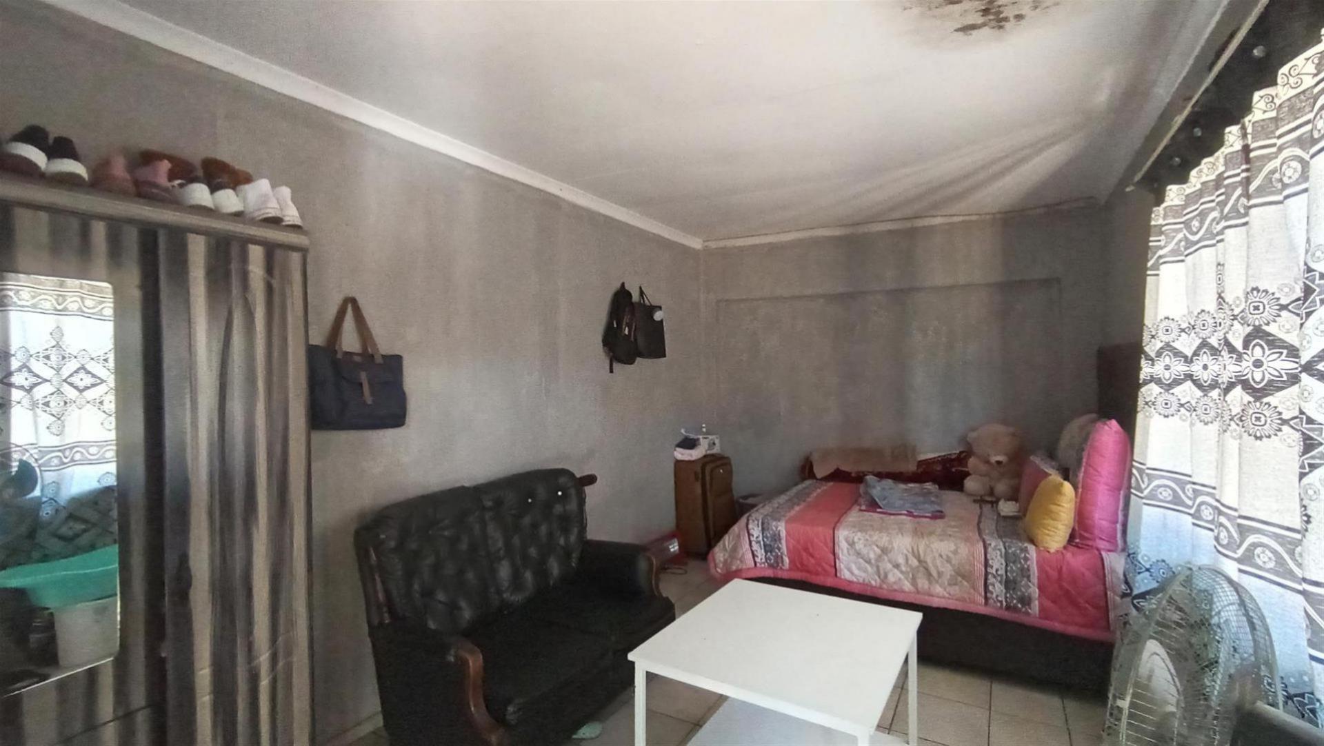 Bed Room 2 - 30 square meters of property in Rosettenville