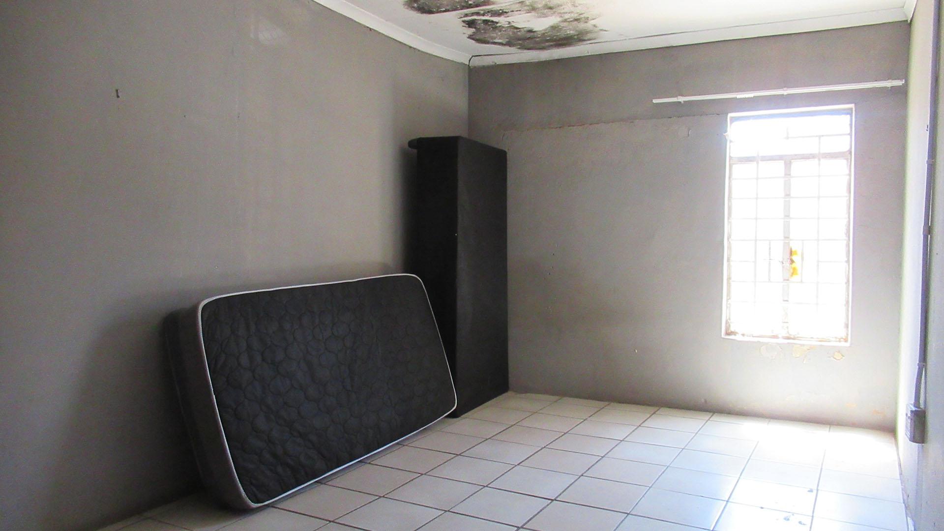 Bed Room 1 - 33 square meters of property in Rosettenville