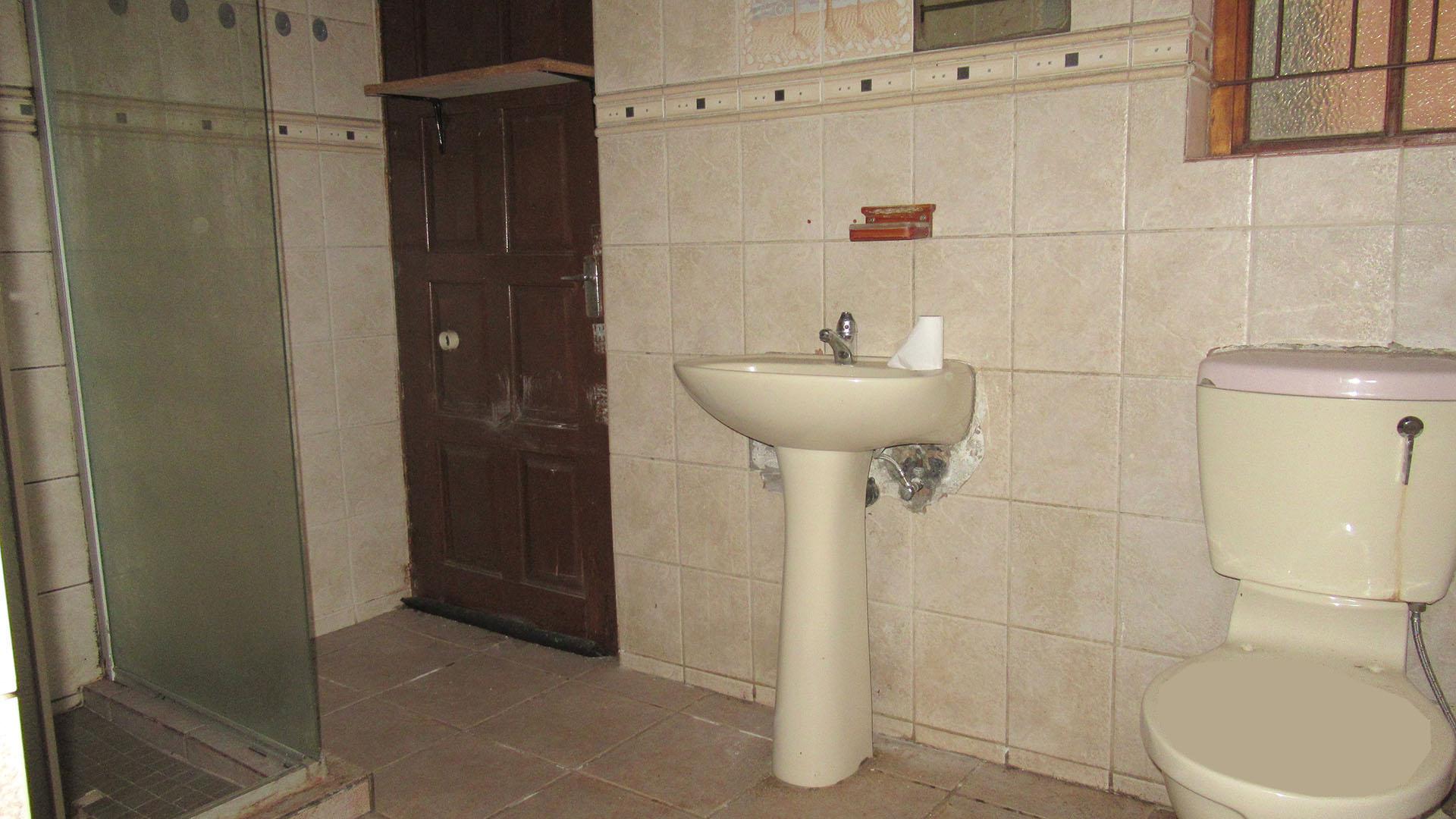Bathroom 1 - 13 square meters of property in Rosettenville