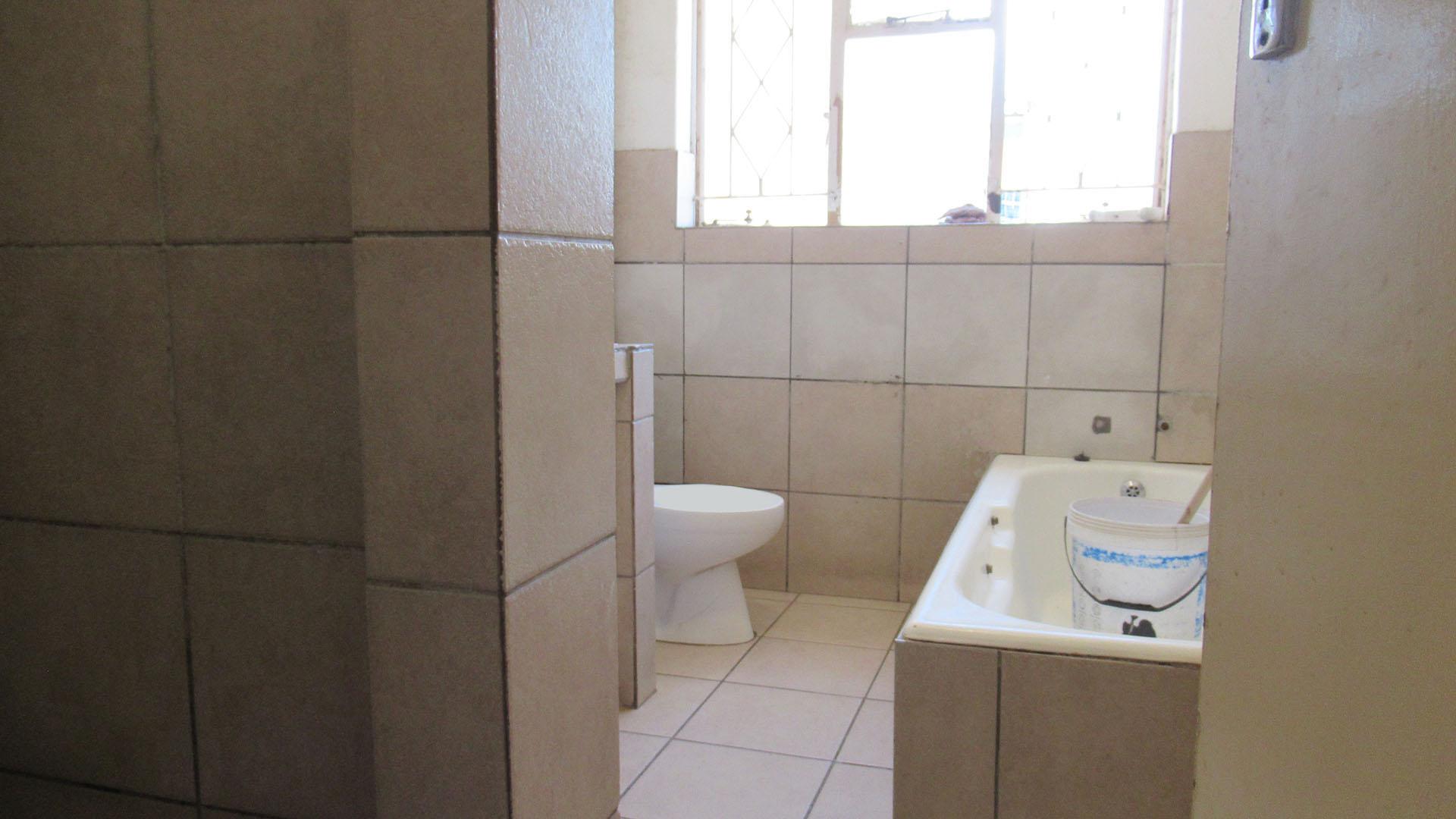 Bathroom 1 - 13 square meters of property in Rosettenville