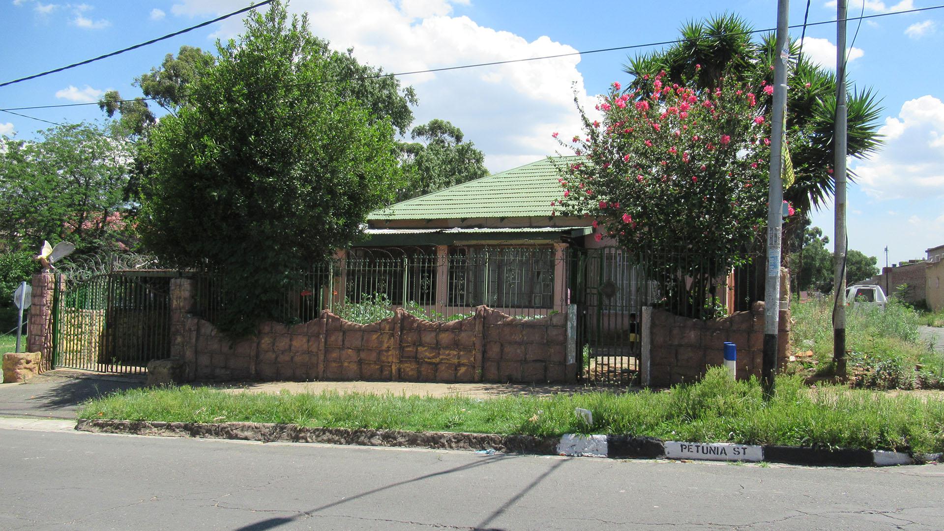 Front View of property in Rosettenville
