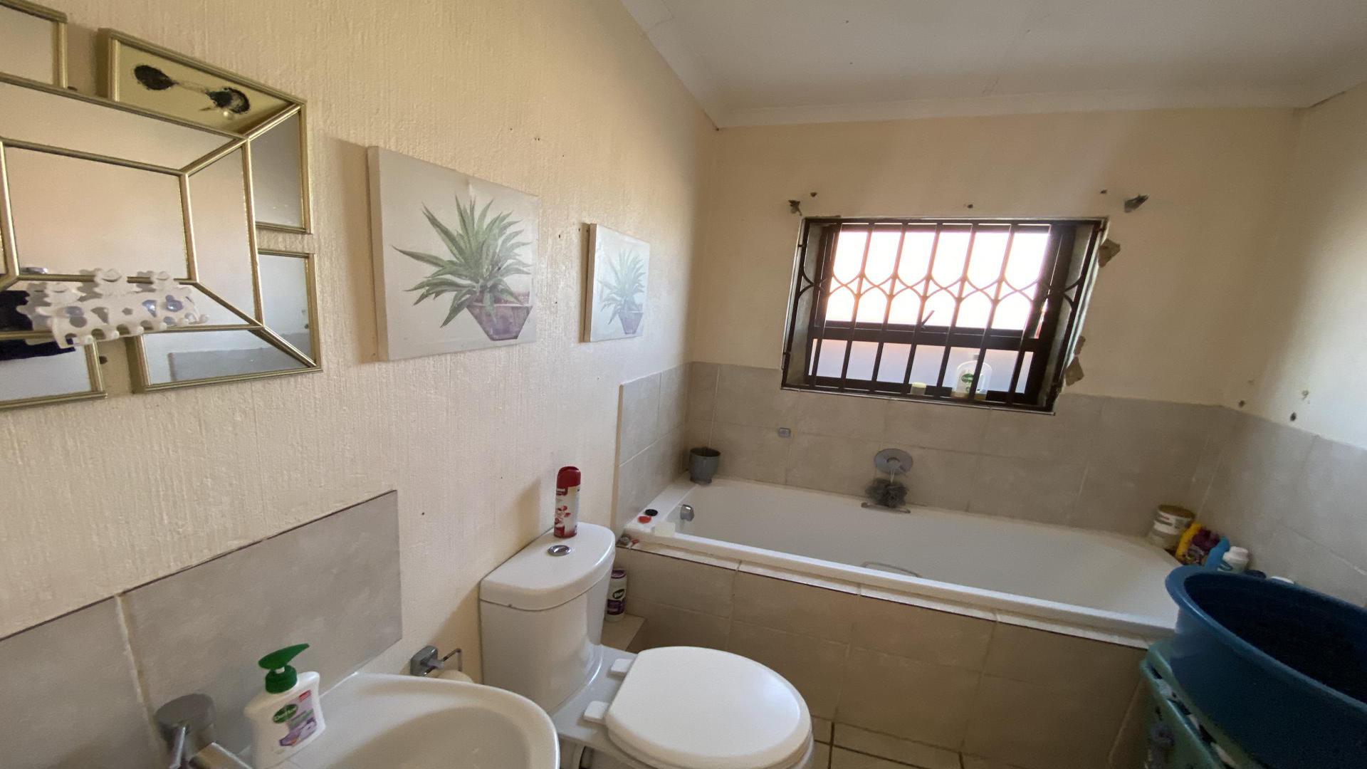 Bathroom 1 of property in Hlanganani Village