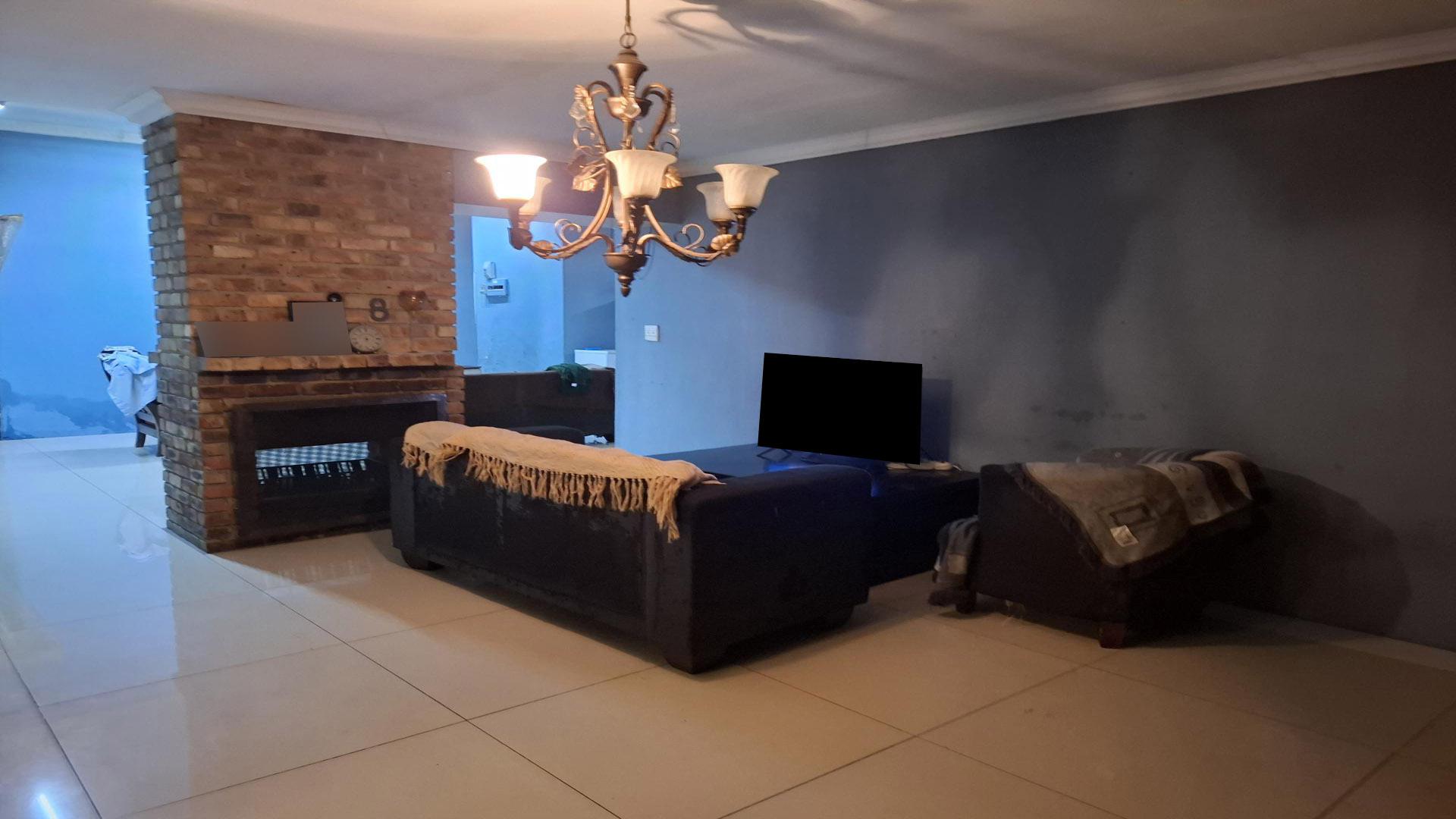 Lounges - 55 square meters of property in Sonland Park