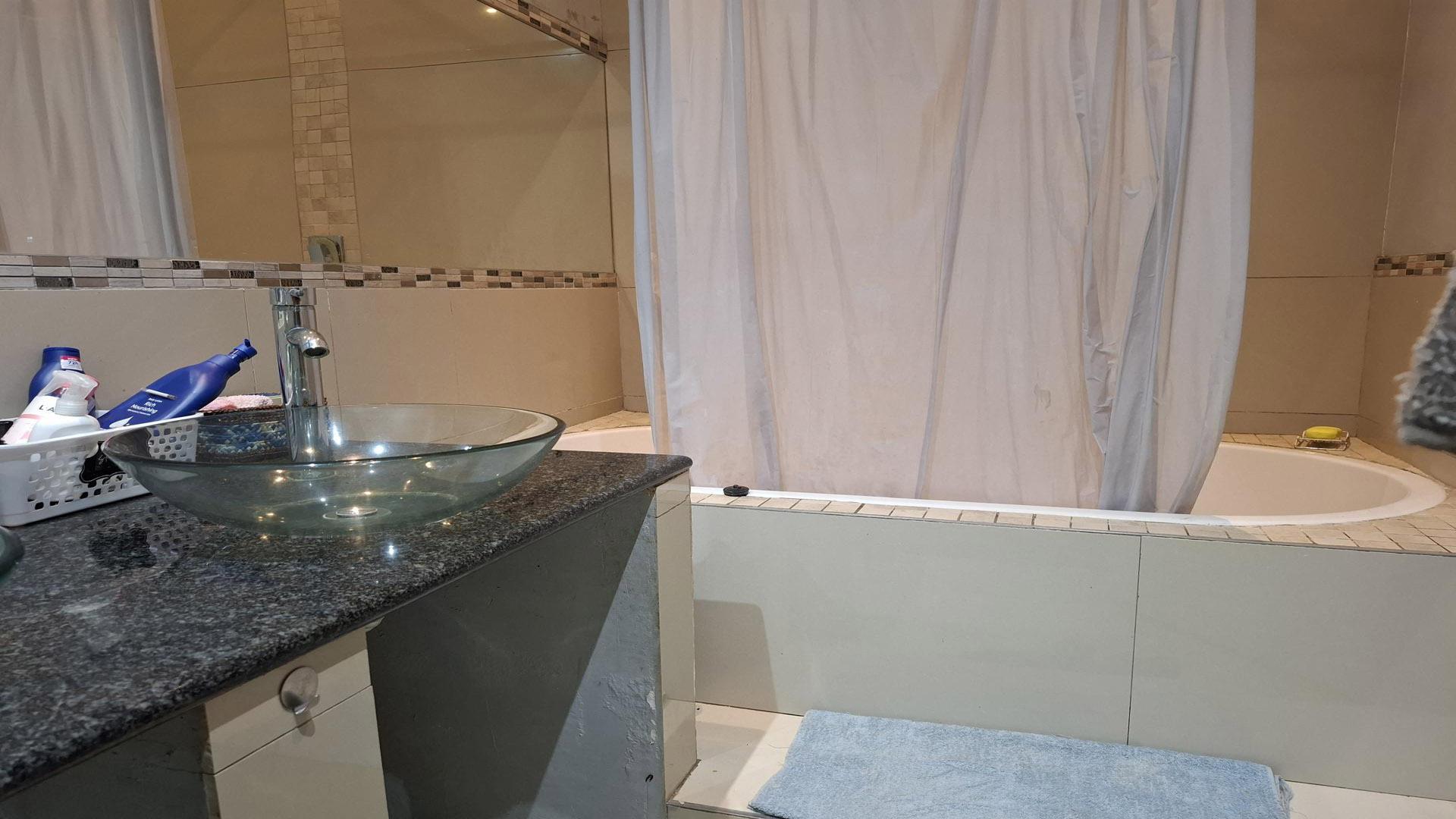 Bathroom 1 - 6 square meters of property in Sonland Park