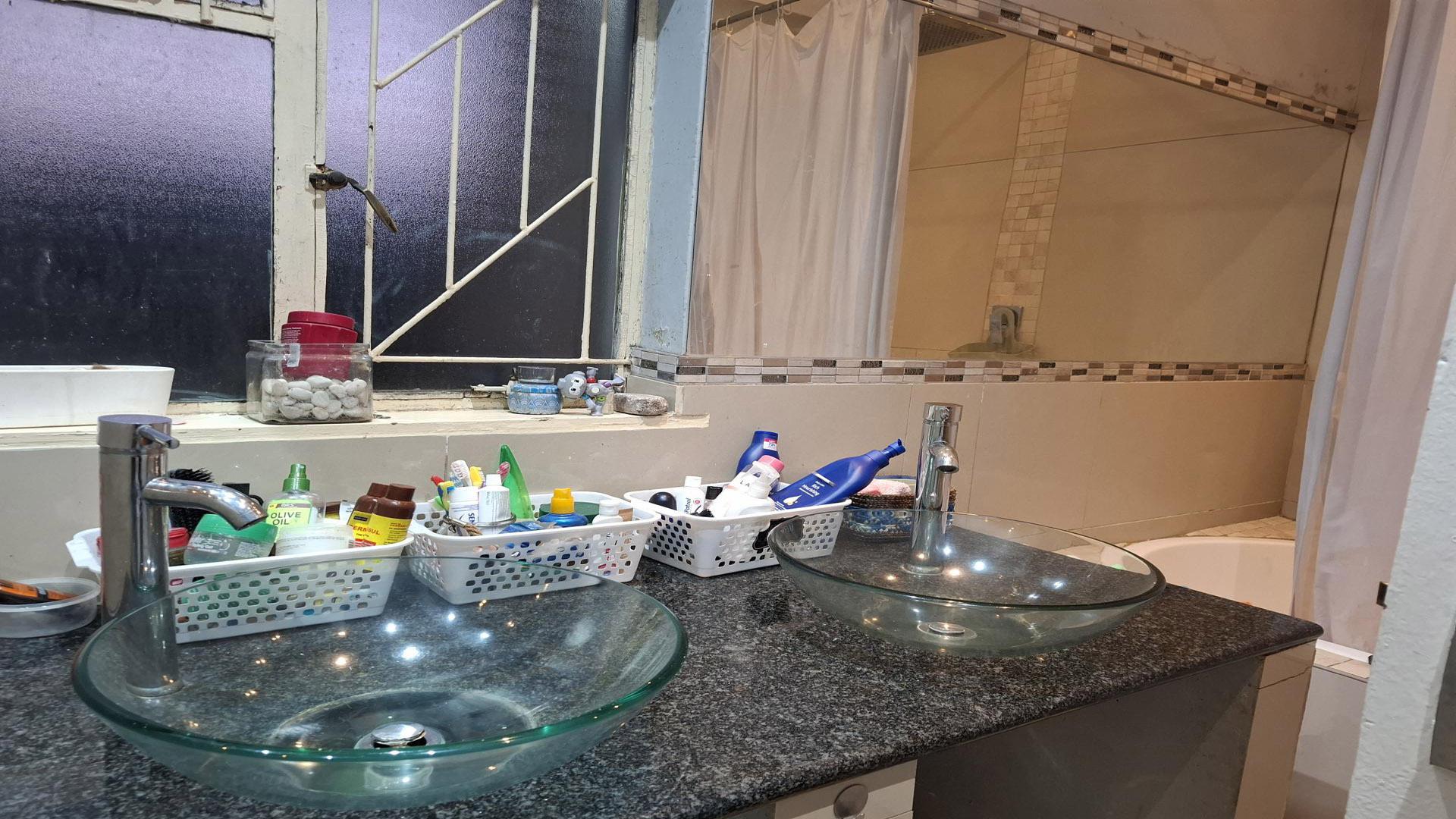 Bathroom 1 - 6 square meters of property in Sonland Park