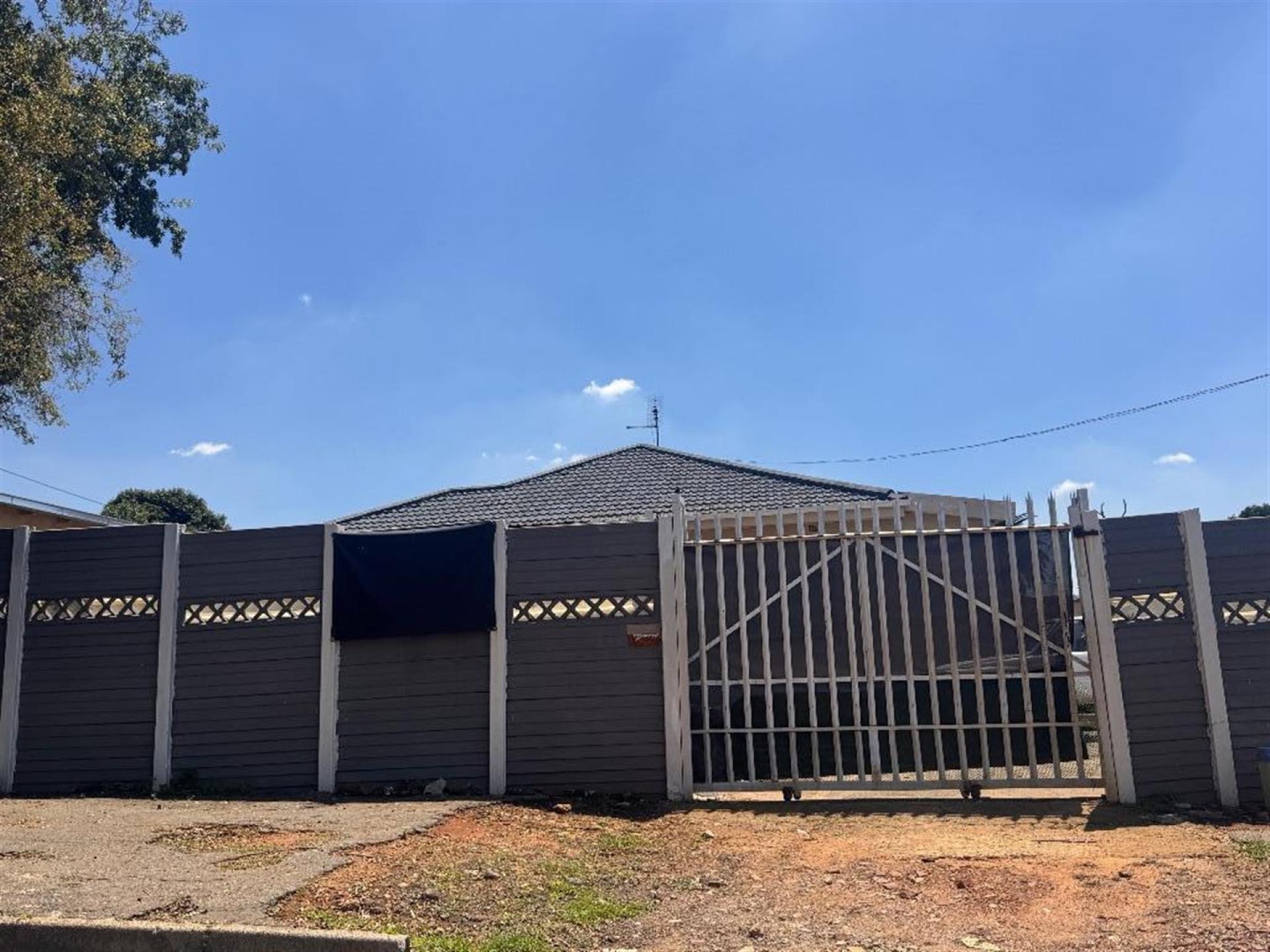 Front View of property in Primrose