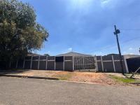 Front View of property in Primrose