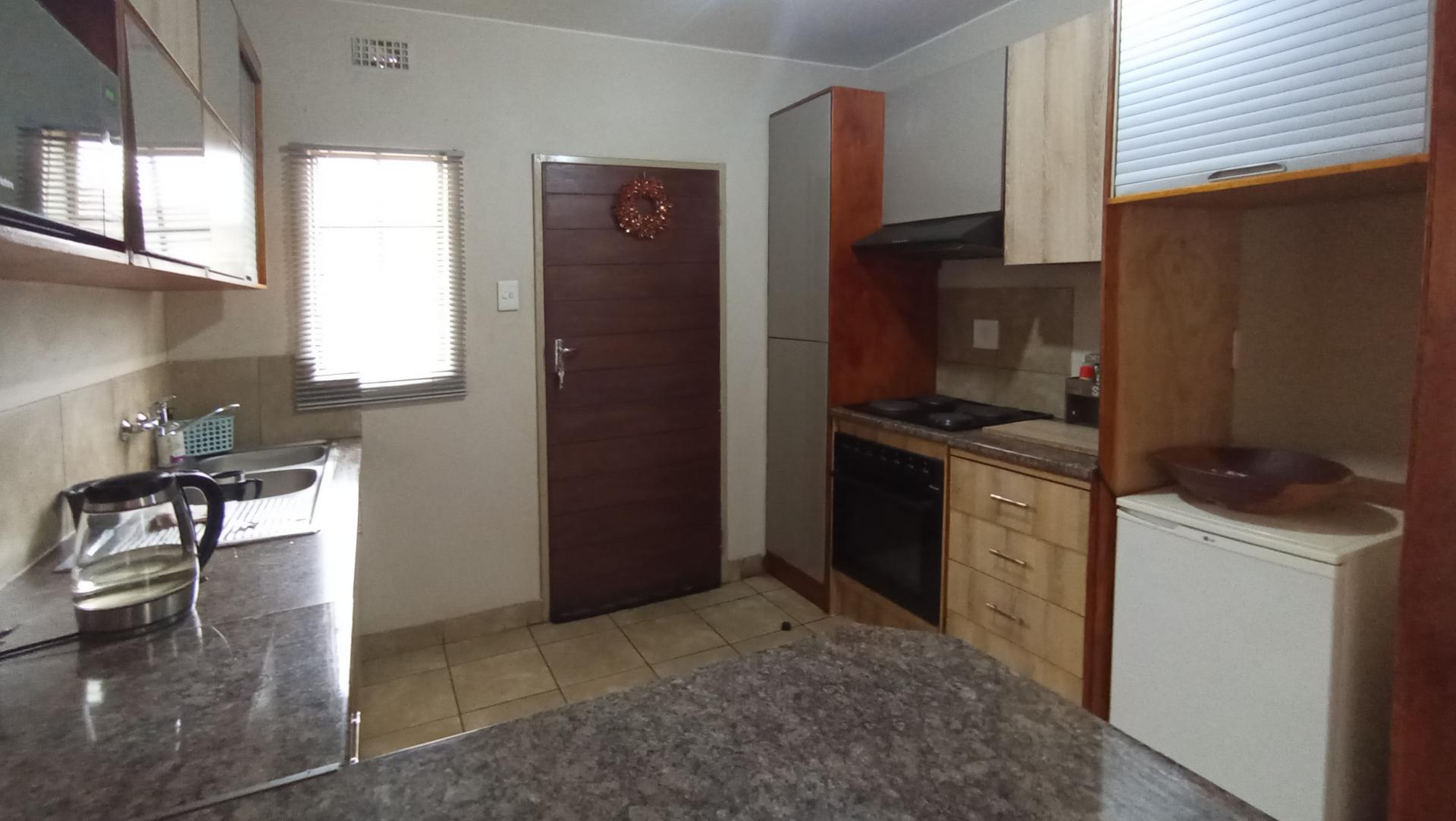 Kitchen - 8 square meters of property in Sky City