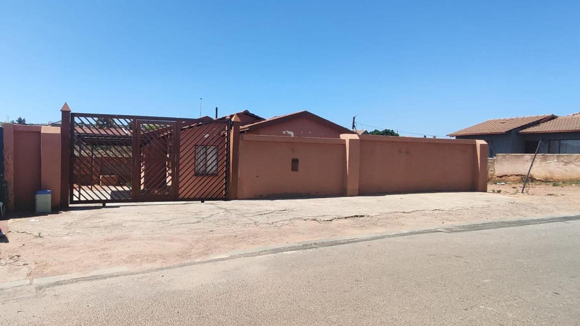 Front View of property in Soshanguve
