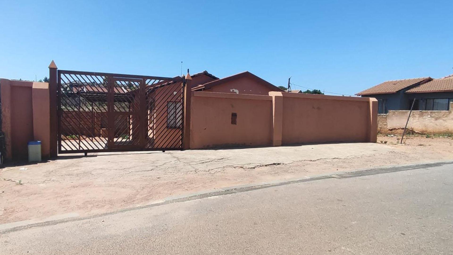 Front View of property in Soshanguve