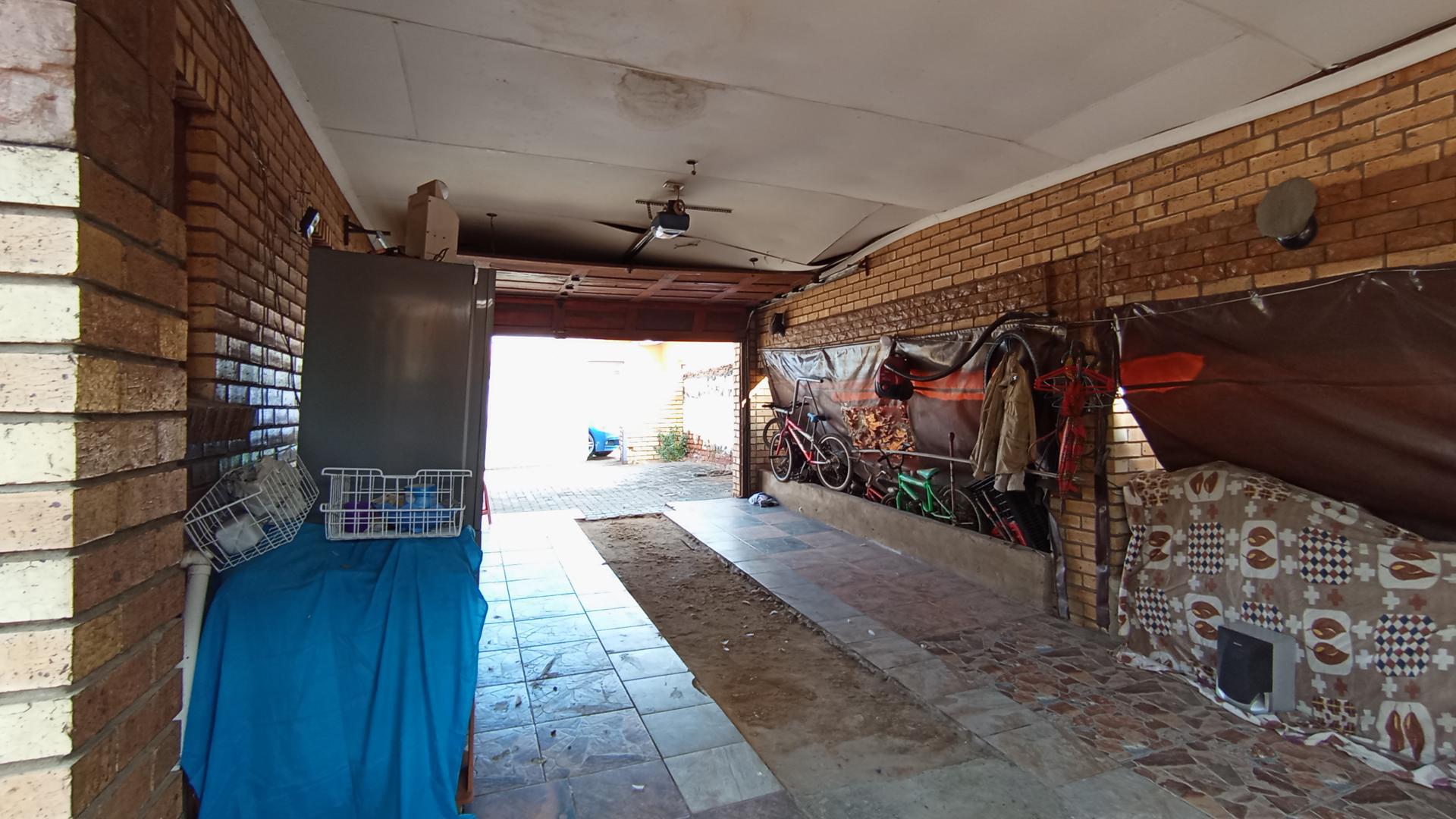 Garage - 41 square meters of property in Danville