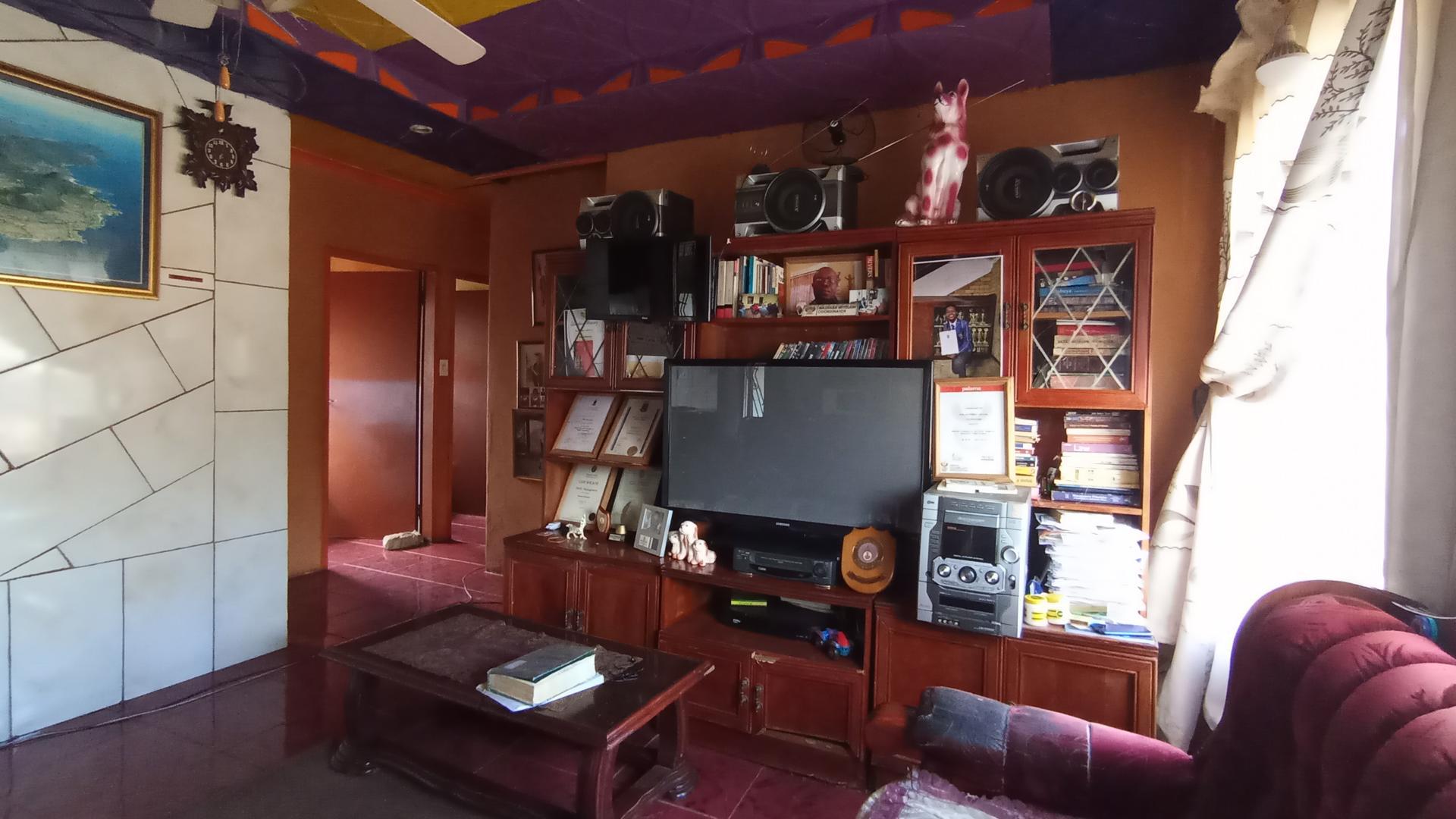 Lounges - 18 square meters of property in Danville