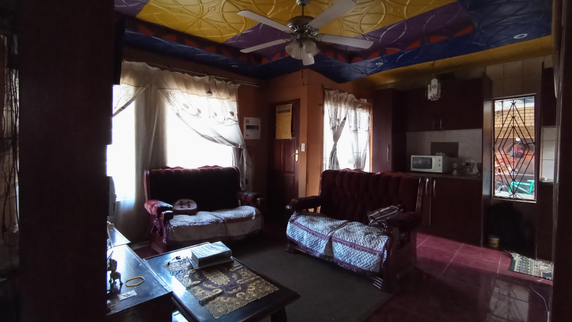 Lounges - 18 square meters of property in Danville