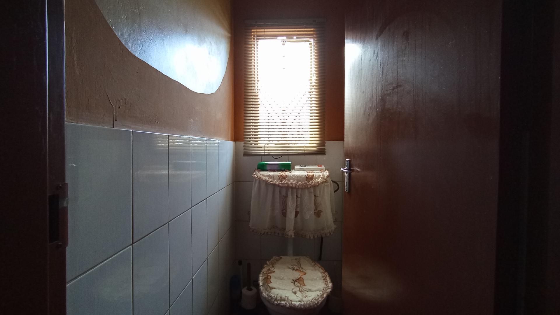 Bathroom 2 - 2 square meters of property in Danville