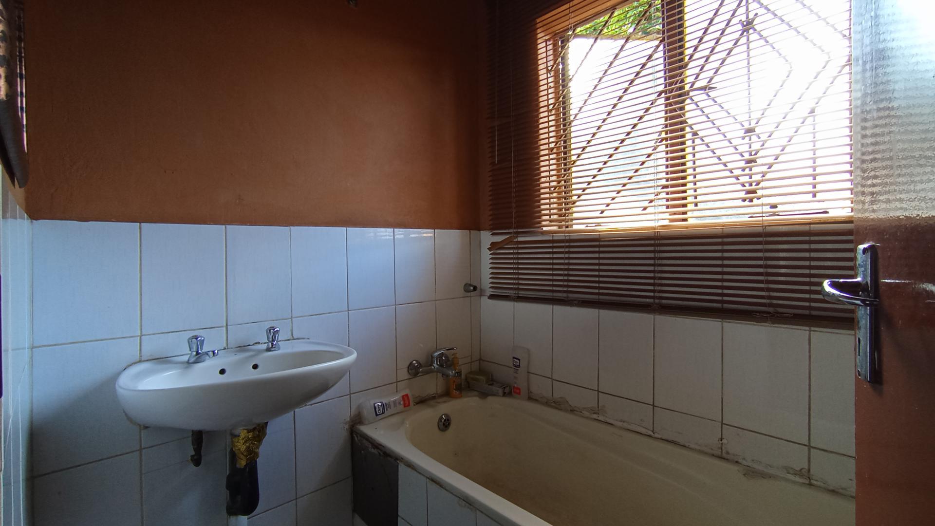 Bathroom 1 - 3 square meters of property in Danville
