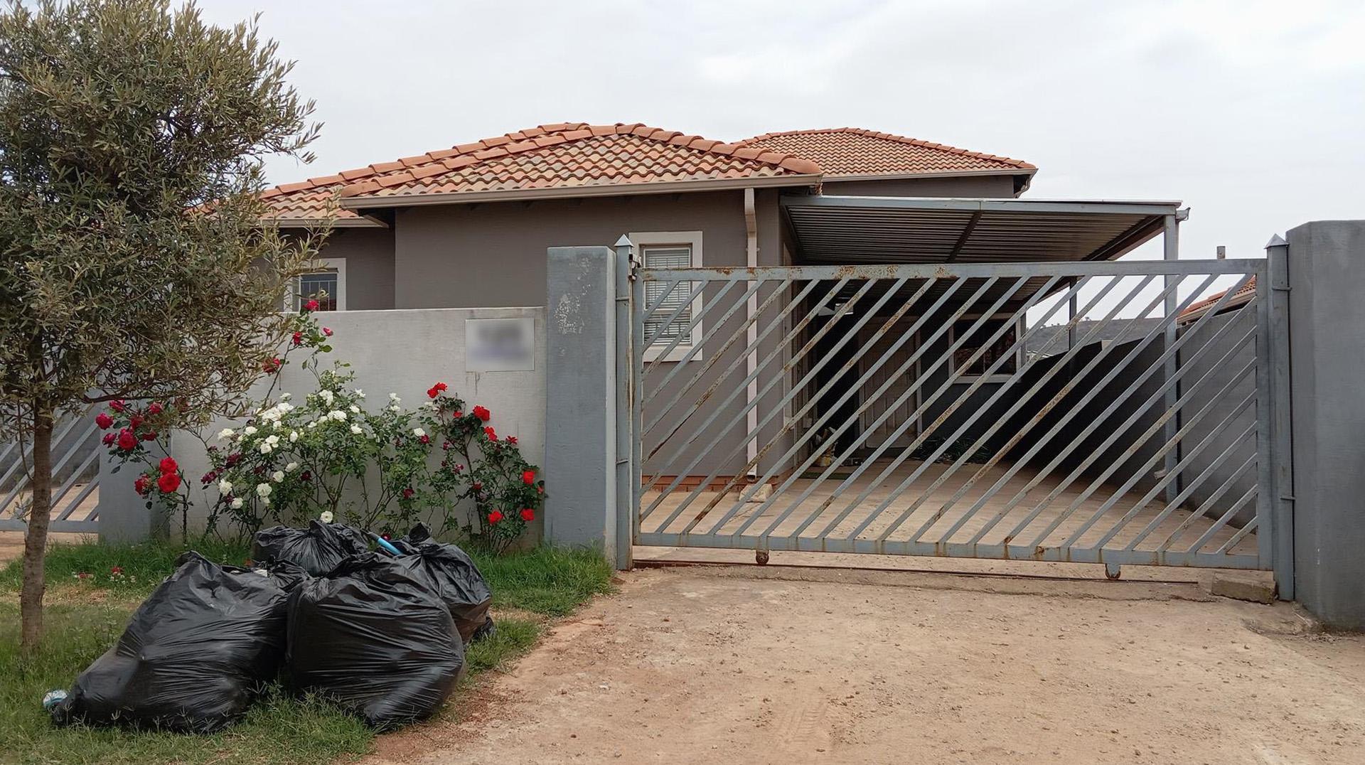 Front View of property in Lotus Gardens