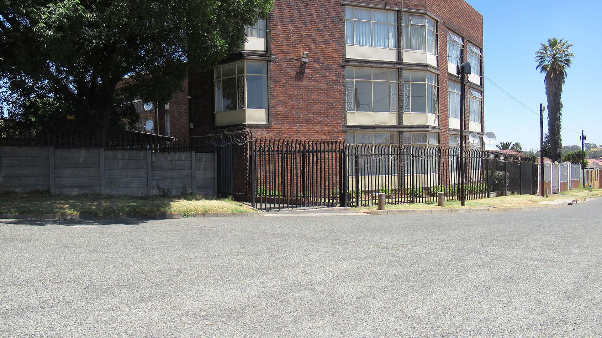 Front View of property in Haddon