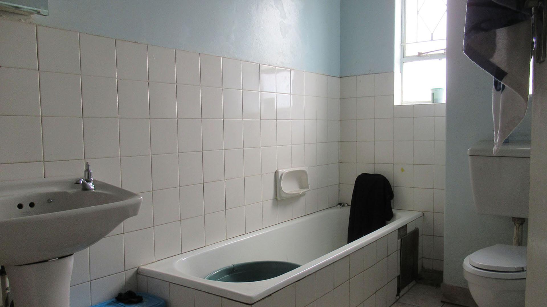 Bathroom 1 - 9 square meters of property in Haddon